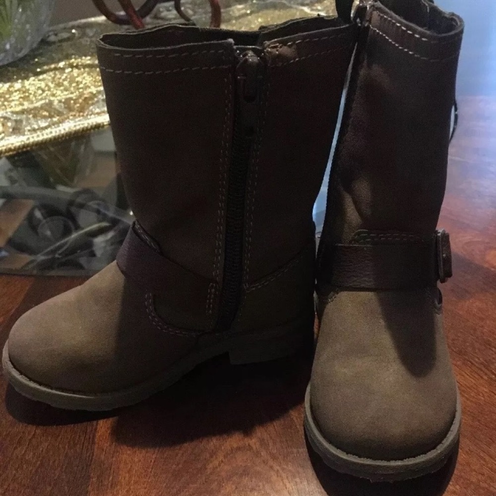 Todder carters boots size 6